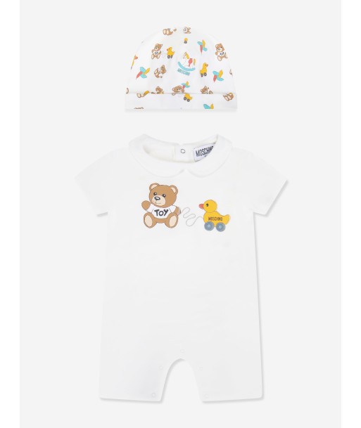 Moschino Baby Romper And Hat Gift Set in Ivory Les êtres humains sont 