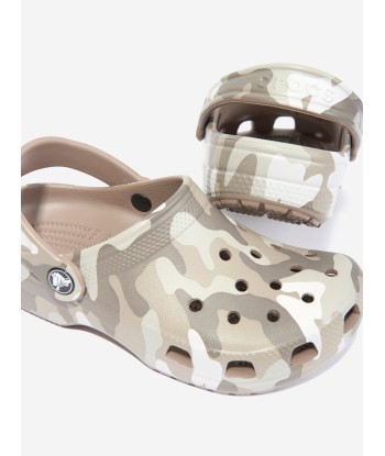 Crocs Kids Classic Camo Clog in Brown basket pas cher